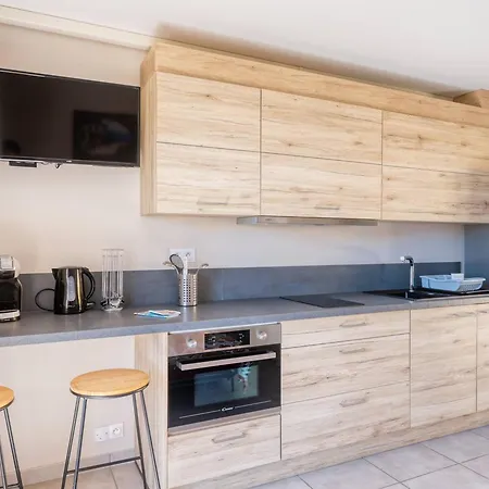 公寓 Renove Centre Lavandou Avec Terrasse - Fr-1-816-10